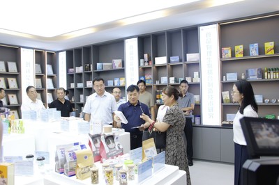 舞陽縣委書記王彥民率民營企業家赴中原食品實驗室考察 共謀健康產品研發新路徑